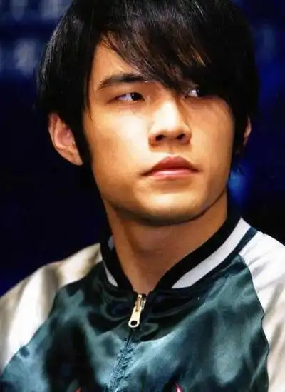 明星广告代言费节节攀高,继王菲以2000万元代言洗发水后,周杰伦突破了