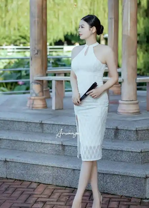 旗袍女神安晓雨晒出一张她身穿白色旗袍微笑回眸,笑得满心爱意的照片