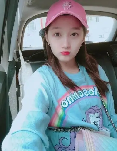 关晓彤穿卡通卫衣晒自拍素颜清爽网友20岁该有的样子