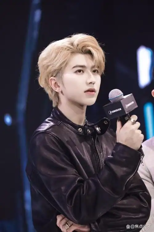 帅出新高度!蔡徐坤出席活动金发破次元惊艳众人,今日颜值爆表