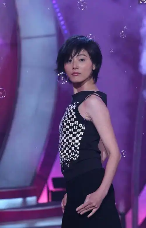 回顾张延嫁给大5岁的香港丈夫婚后生一女今一家三口其乐融融