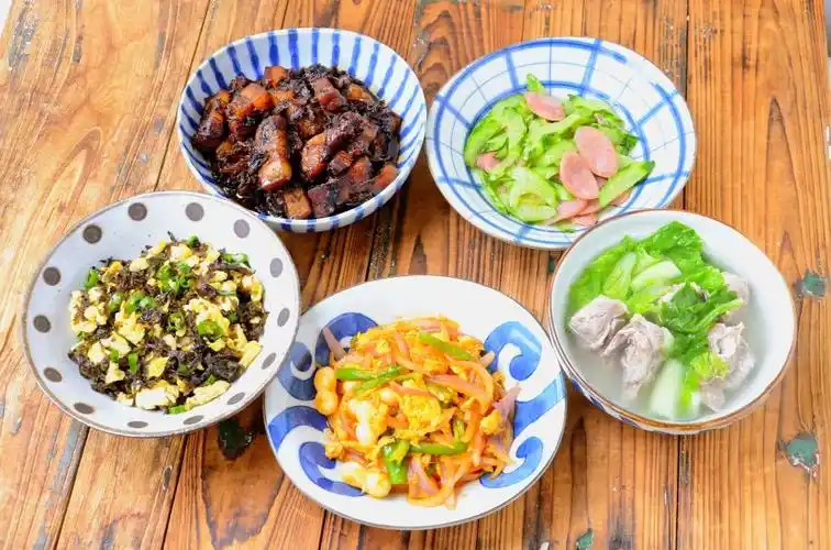 婆婆做的一家四口晚餐四菜一汤丰盛可口很下饭家常味全家爱吃