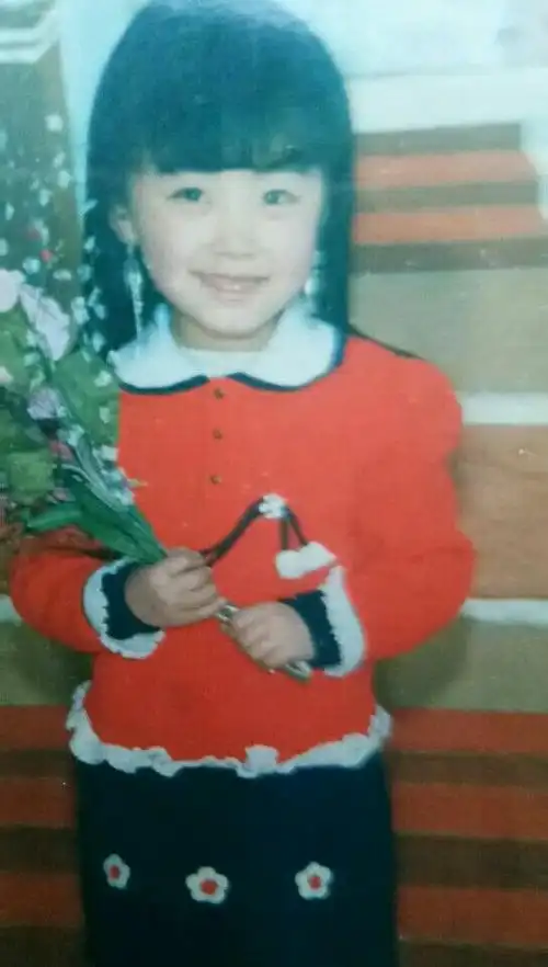 这是张雪儿时的照片儿.这么可爱的一个小姑娘.