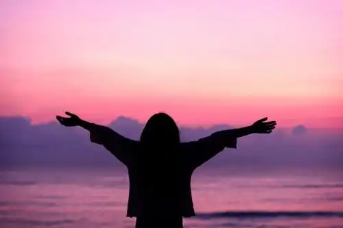 女人张开双臂在海边高清壁纸