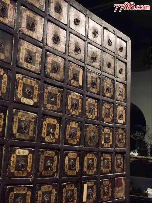 中医必备(药柜)愿世间人无病,何惜架上药生尘,充分表现了古代中医所