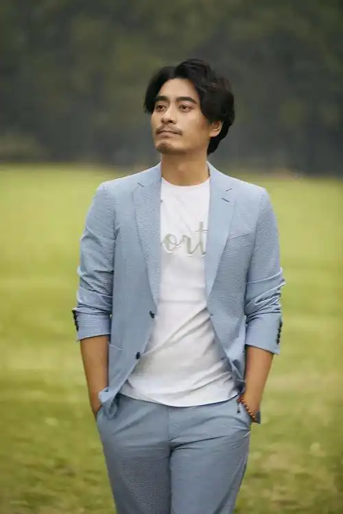 日前,陈龙最新一组写真曝光,片中陈龙身着浅蓝色西装,扣子随意敞开