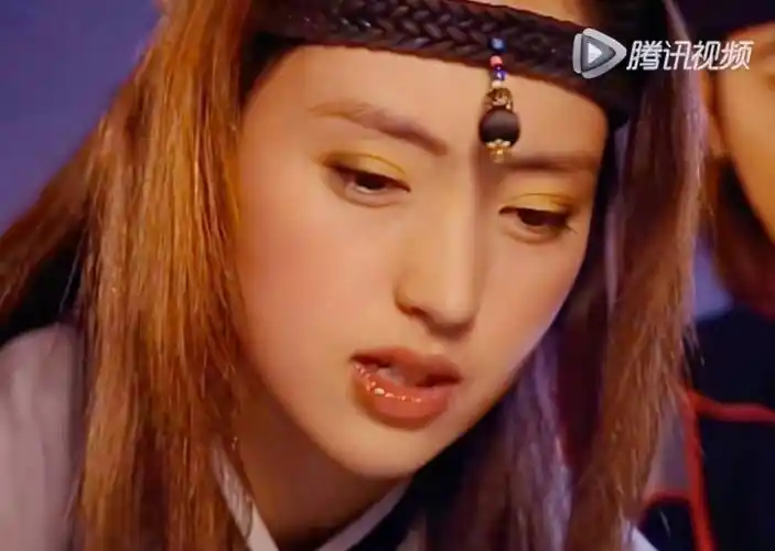 大二时,董璇受邀主演古装武侠剧《雪花女神龙》,这是她的处女作,在剧