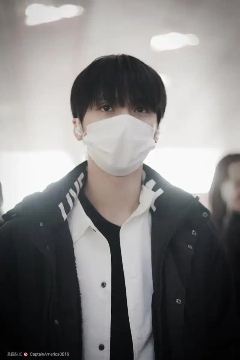 严浩翔 天生原创者 严浩翔今日机场出发饭拍~长款黑色羽绒外套配上