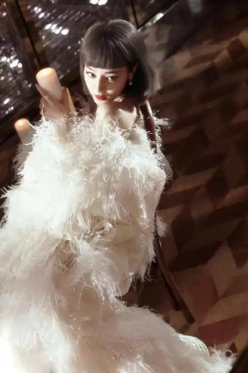 裙造型#说这个那我分享一下迪丽热巴大出圈的复古波波头羽毛披风造型