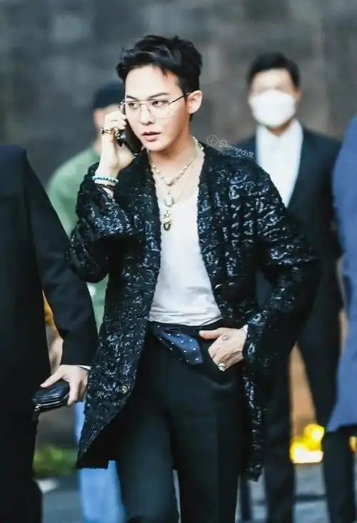 权志龙短发眼镜造型