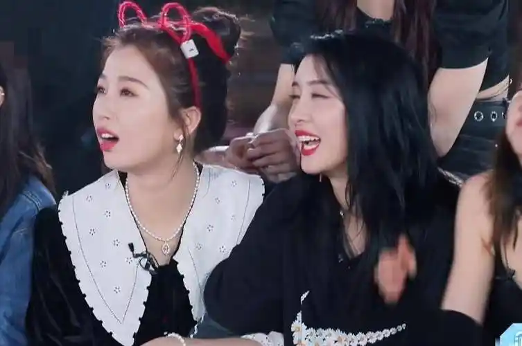 原创不容易虞书欣赵小棠为避争议嫌台上无交集私下却形影不离