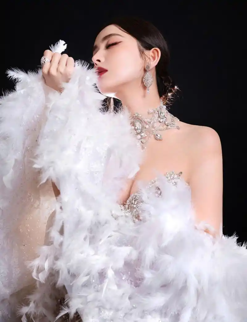 一套羽毛透视礼服亮相vogue红毯,大胆且亮眼的造型,瞬间让人联想到