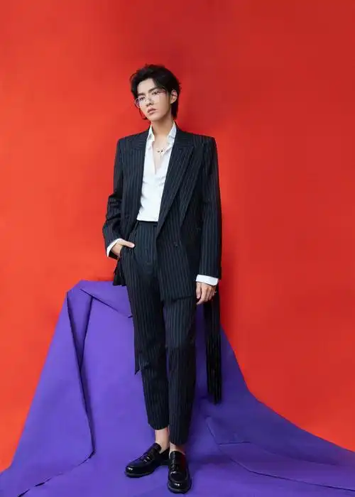 求问各位鲵们有没有吴亦凡正脸全身照啊