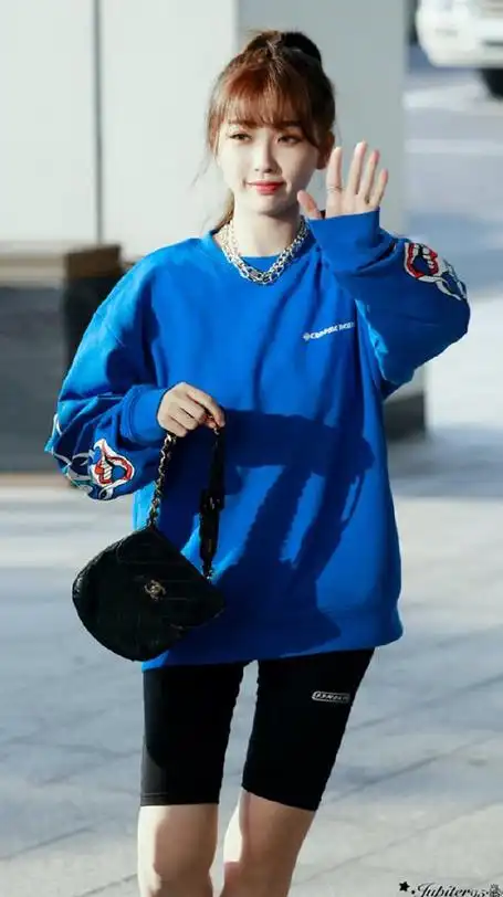 虞书欣穿骑行短裤狂秀腿这硬是靠颜值撑起来的啊