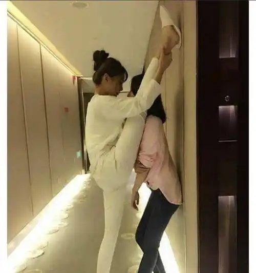 马思纯吞拳头,沈梦辰腿咚,谢娜动五官,各种技能全都败给了她_唐嫣