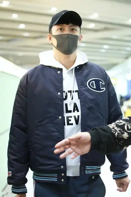 黄景瑜穿黑色棒球服内搭白卫衣现身机场,戴黑色棒球帽和口罩遮面