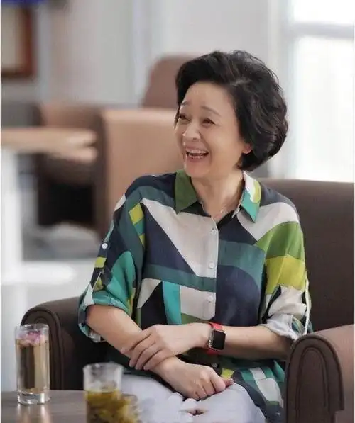 当64岁刘莉莉换了发型,才发现:微胖女人烫卷发,老了也能变洋气