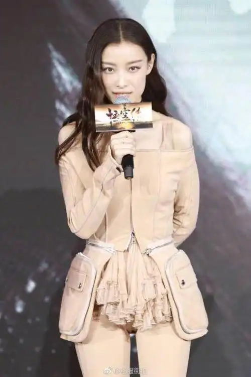 倪妮肉色裤装出席《悟空传》发布会 网友:这个裤子尴尬了
