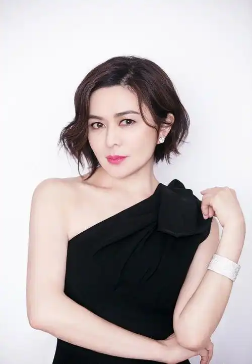 关之琳还当自己是大姑娘呢,弄非主流的发型,不仅挡视线还没气质|短发