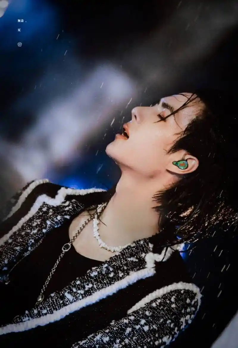 王一博,那年的《无感》跨年舞台,至今难忘,封神!