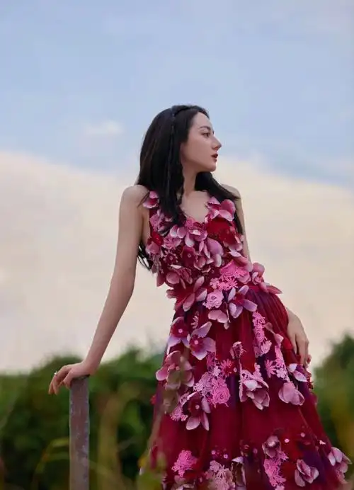 热巴花仙子写真曝光穿粉色繁花裙娇美如画