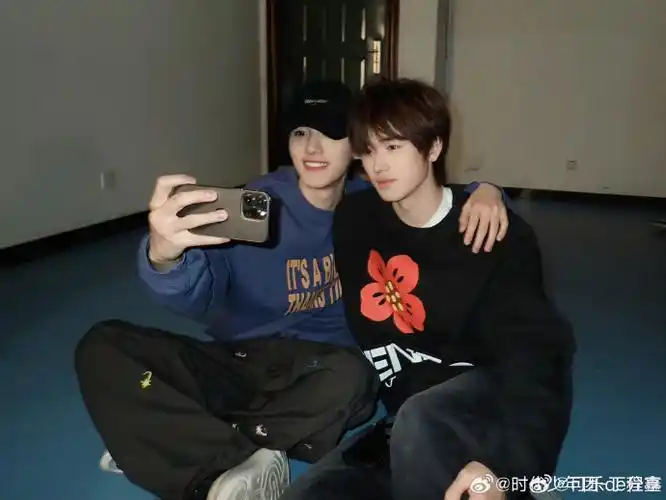 宋亚轩丁程鑫合照