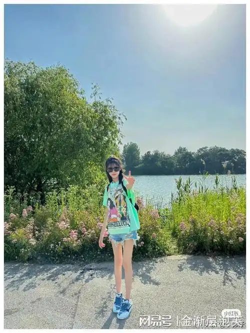 陆毅老婆鲍蕾晒一家四口旅游照,两个女儿大长腿吸睛,全家高颜值