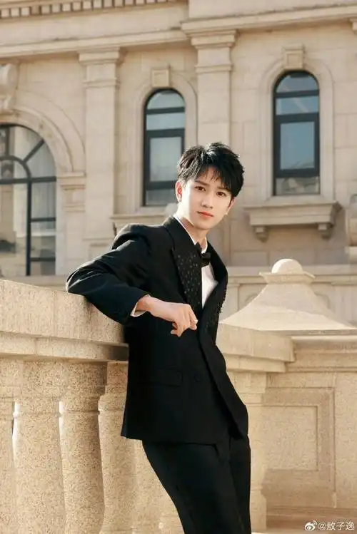 敖子逸亮相微博竞燃之夜#黑西装搭黑领结,简约有质感,今天是满满赡觋