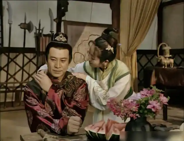 她携袁不屈在众将士面前,主动坦白自己女儿的身份,让袁不屈公事公办