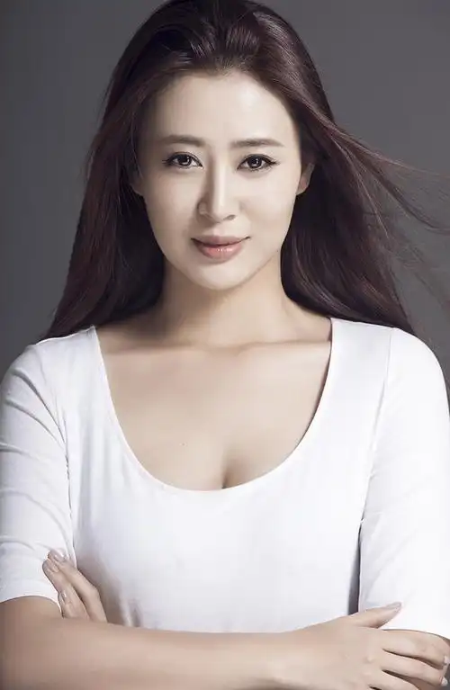 因主演周杰伦执导的电视剧《熊猫人》而被观众熟知的内地女演员王晶一