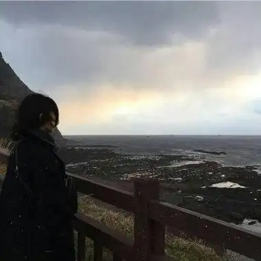 颓废伤感女生背影头像2021最新是时间改变了我们彼此模样