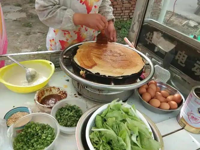 农村妇女制作的小吃不仅美味而且价格实惠摊位每天都爆满