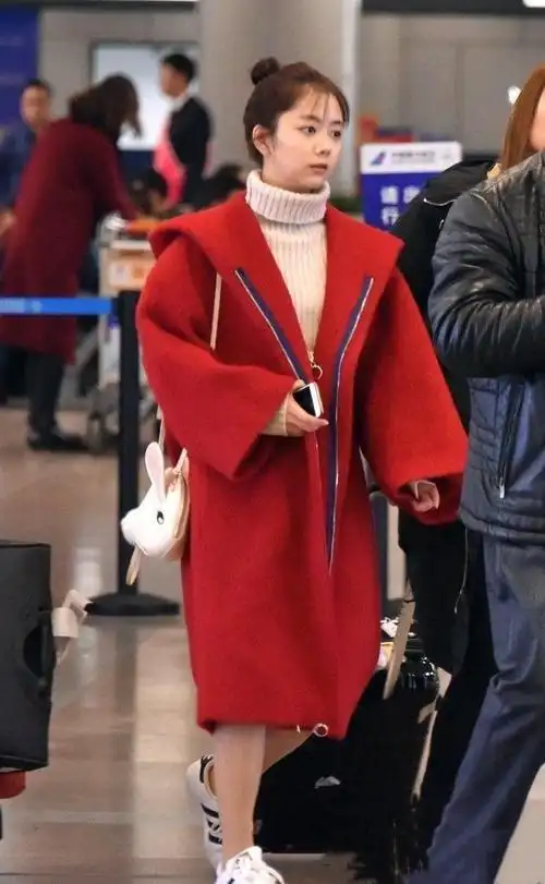 谭松韵机场赶时髦,穿"大一号"红色大衣走机场,显瘦又养眼
