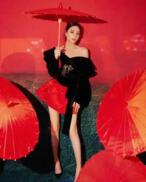 短发的张雨绮让人眼前一亮,泡泡袖旗袍肩膀镂空,成熟女人味好浓_设计