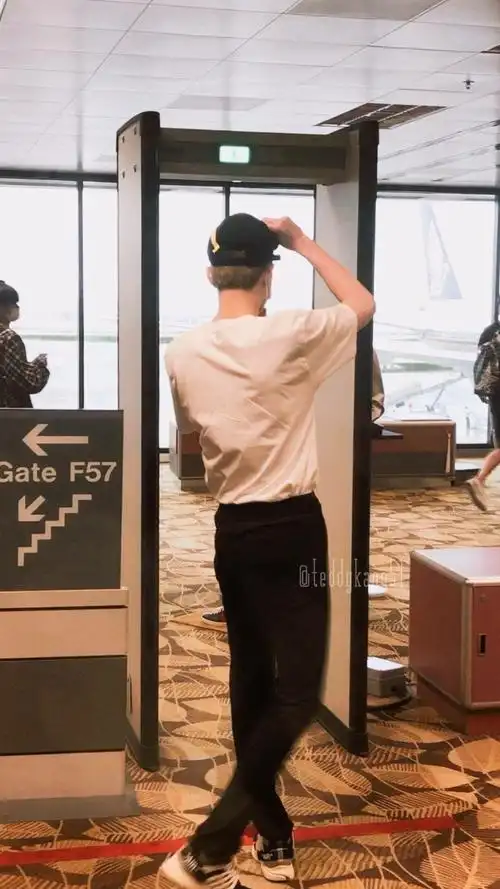 赖冠霖分享200112赖冠霖背影杀合集分享帅气小赖值得世界温柔以待