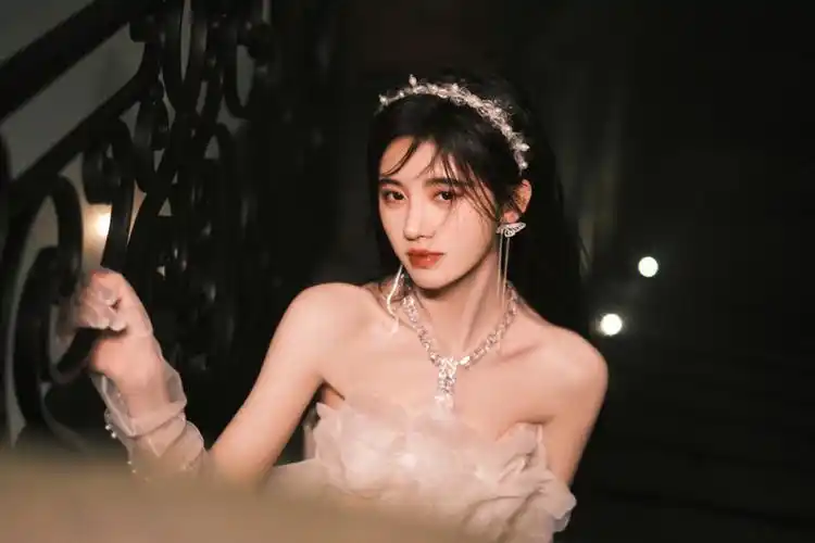 迎着未来的光礼服:lacavaprimera婚纱定制#每日穿搭  #明星  #鞠婧祎