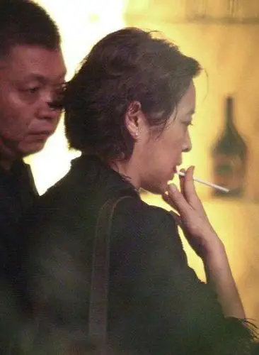 并在当时的贴吧和论坛疯传,至今还有许多赵薇吸烟的照片被人们津