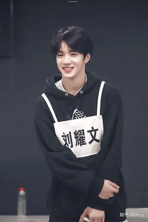 想要刘耀文的图片,越帅越好,去水印,可以吗? - 知乎