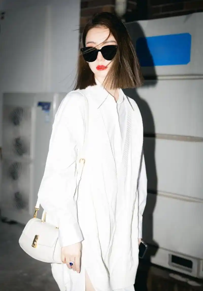 戚薇最新私服 身着针织拼棉衬衫裙,搭配2021秋冬平衡系列白色单肩包