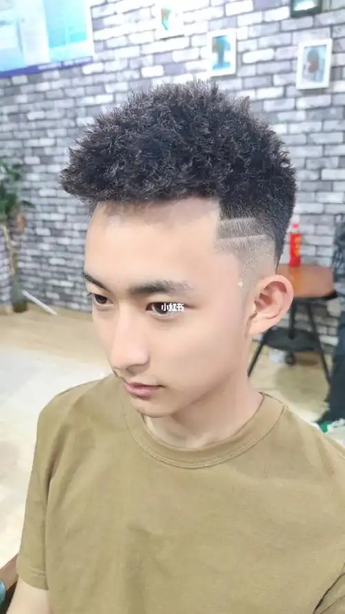 阳光帅气锡纸烫