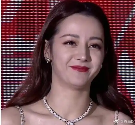 迪丽热巴脸崩了生图状态下老态明显脸部沟壑纵横没法看