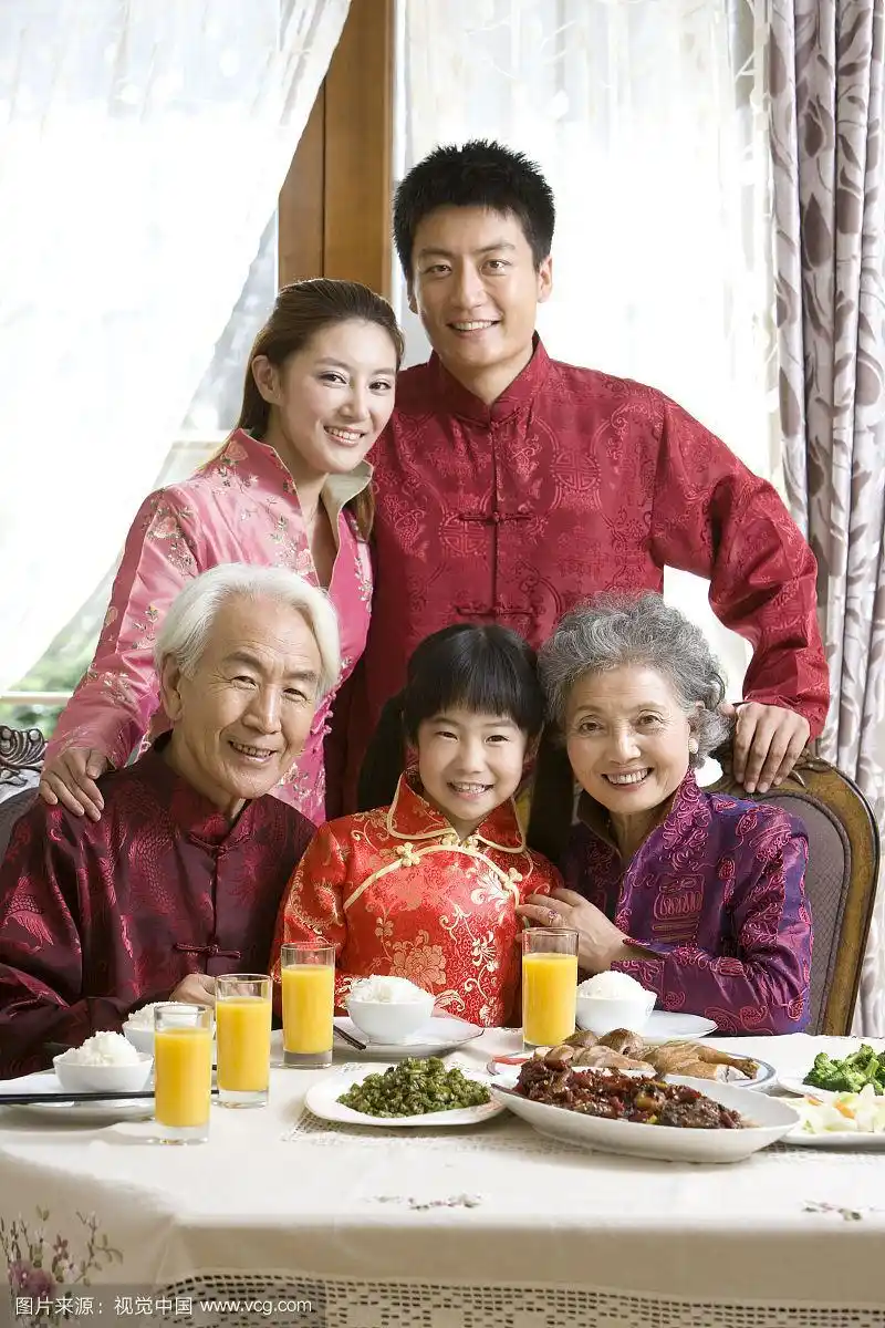 穿着唐装的三代同堂进餐合影