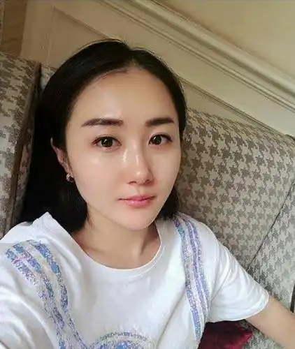 宋小宝深夜陪妻子购物,翟晓红正脸曝光,身材高挑五官精致