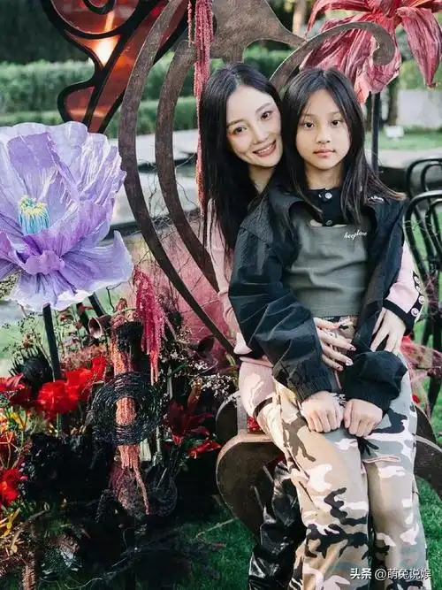 李小璐晒与甜馨游玩,她背影看着像18岁,与女儿海边追赶好欢乐