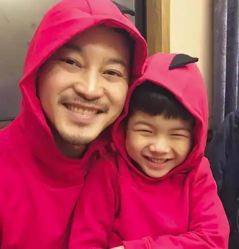 沙溢与两个儿子穿亲子装送新年祝福