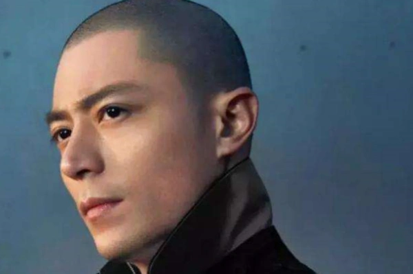 比如吴亦凡,蒋劲夫,严屹宽等人都曾经尝试过寸头造型,清爽的寸头发型