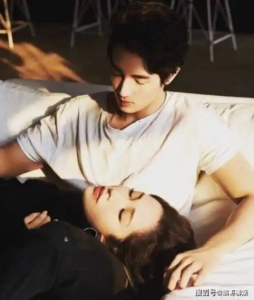 原创萧亚轩再曝新恋情晒亲密合照惹众网友羡慕