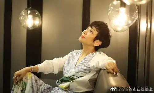 周润发前妻余安安自曝辛酸过往,蹲厕所哭泣,戒酒一年后做剧后