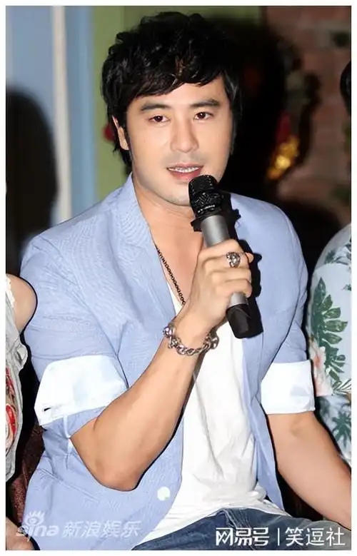 娶了"摇滚女神"谭维维,生下一儿一女,陈亦飞的生活如今怎么样