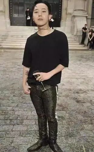 176cm的权志龙也没逃过这场浩劫,他的身高水分貌似不少,还有这下半身